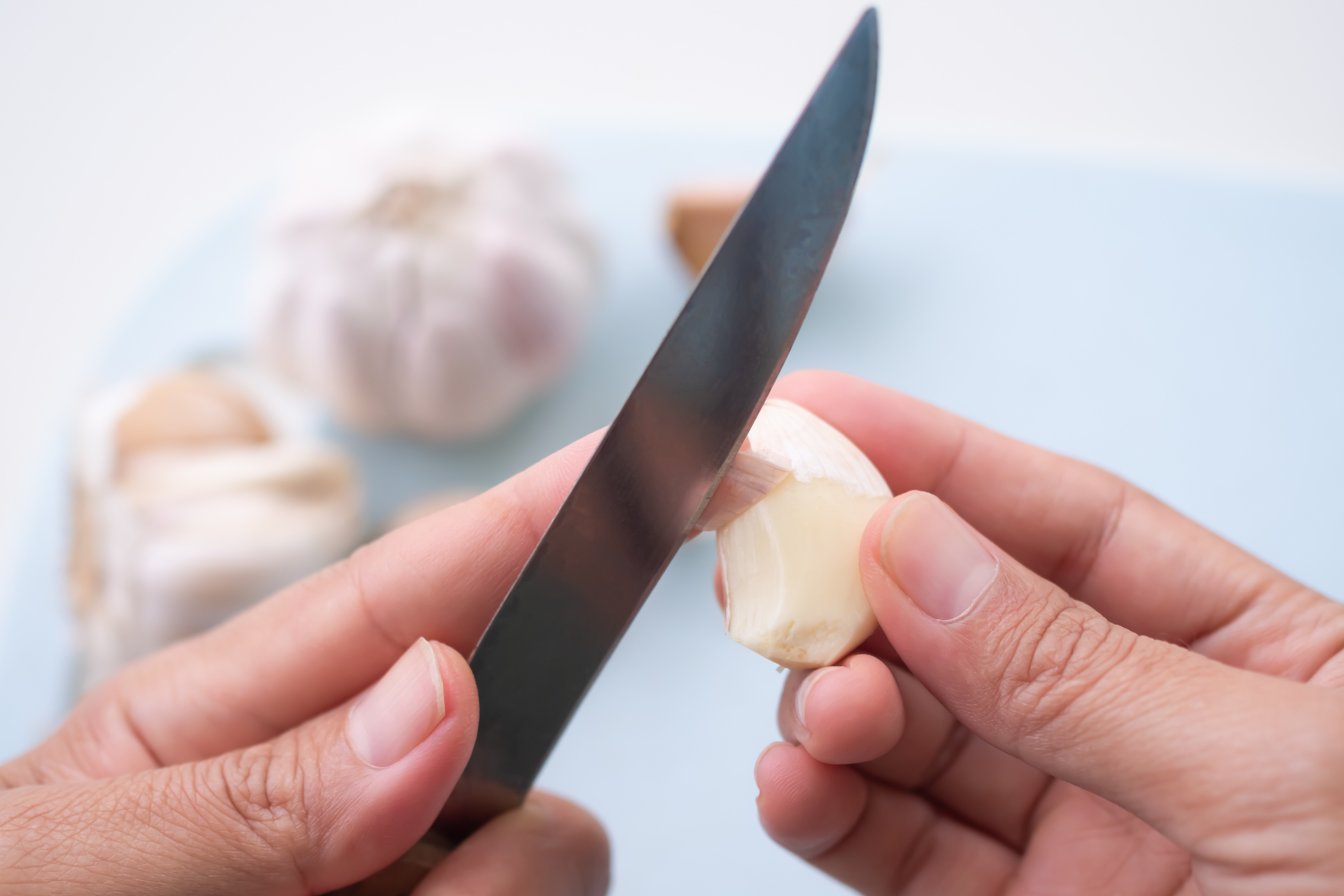 Frischen Knoblauch schälen – Tricks gegen lästigen Fingergeruch